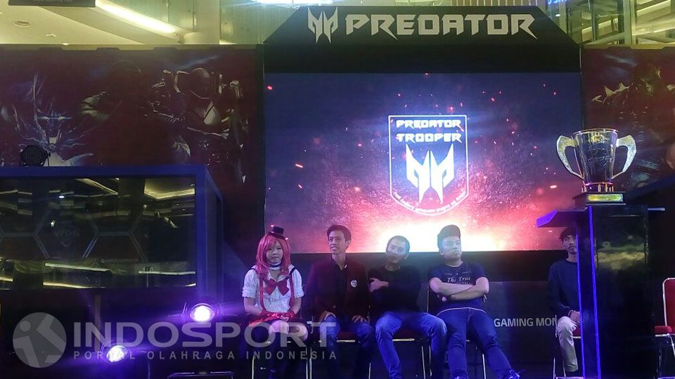 Para penggila game antusias menyaksikan pertandingan streaming Dota 2. Copyright: &copy; Devie Novitasari/INDOSPORT